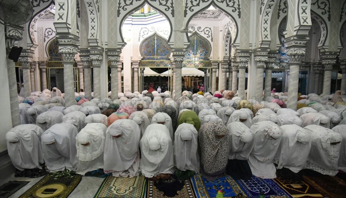 Bacaan Bilal Shalat Tarawih 23 Rakaat Beserta Jawaban Jama'ah (Lengkap)