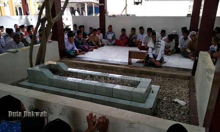 Bacaan Ziarah Di Kuburan Almarhum Ayah Singkat (Indonesia)