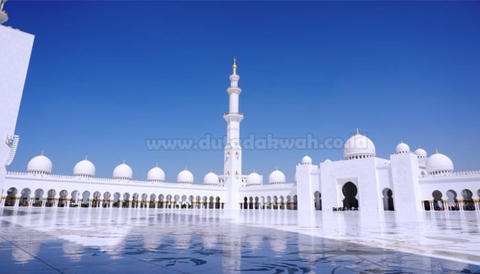 Doa Masuk Masjid & Doa Keluar Masjid Beserta Adabnya (Lengkap)